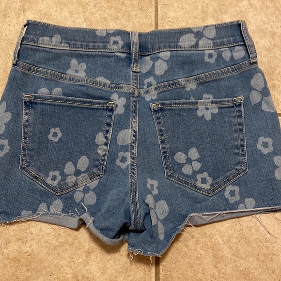 Brand new condition Hollister high-rise shorts - Picture 2 of 3
